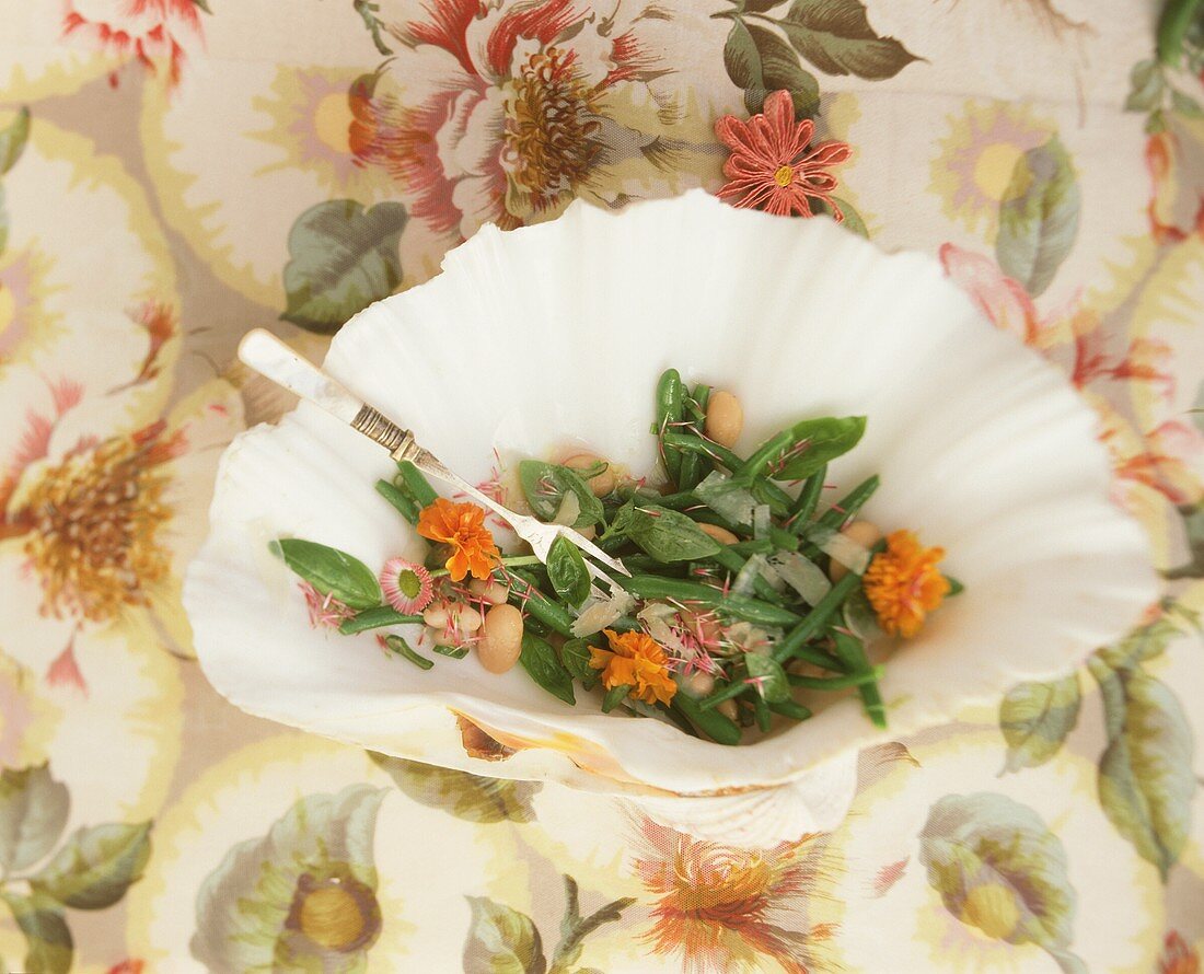 Bean salad with daisies and Tagetes