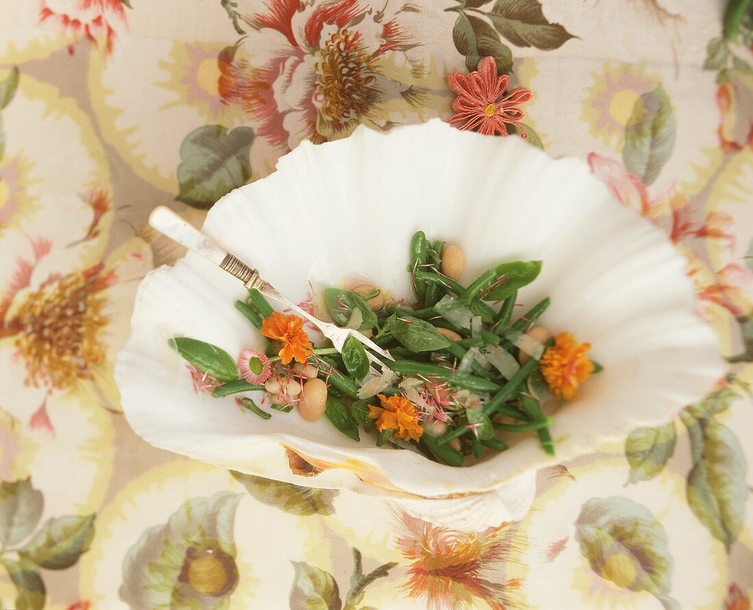 Bohnensalat mit Gänseblümchen und Tagetes