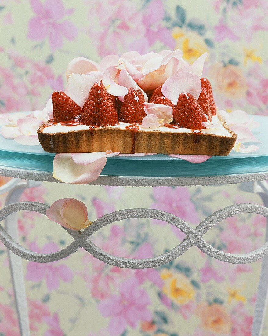 Erdbeertörtchen mit Rosenblüten