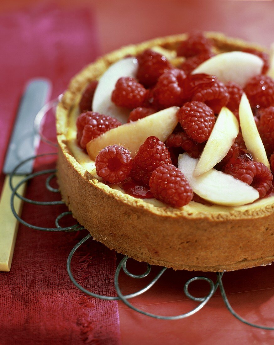 Ricotta cake with raspberries and apple wedges