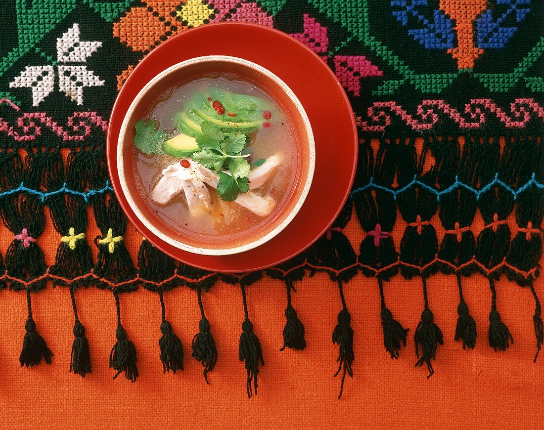 Caldo tlalpeno (Hühner-Avocado-Suppe mit Chili, Mexiko)