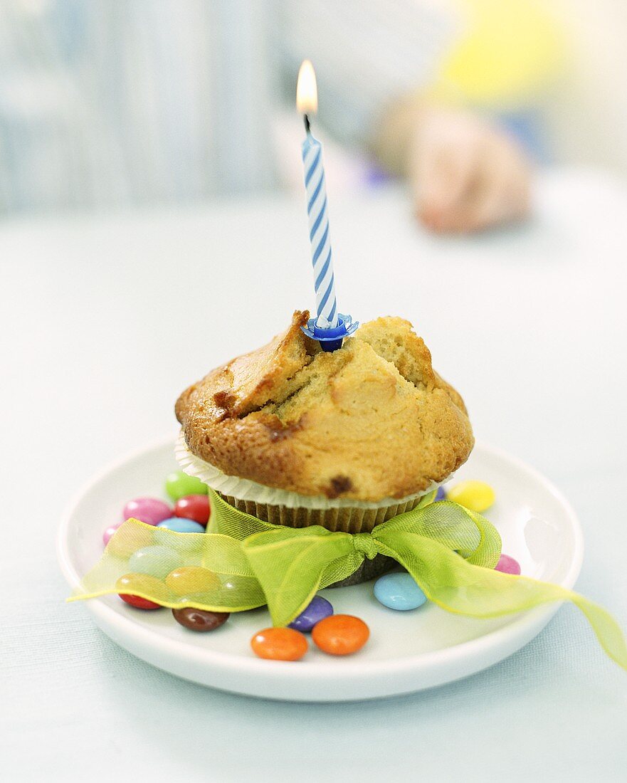 Muffin mit brenneder Geburtstagskerze