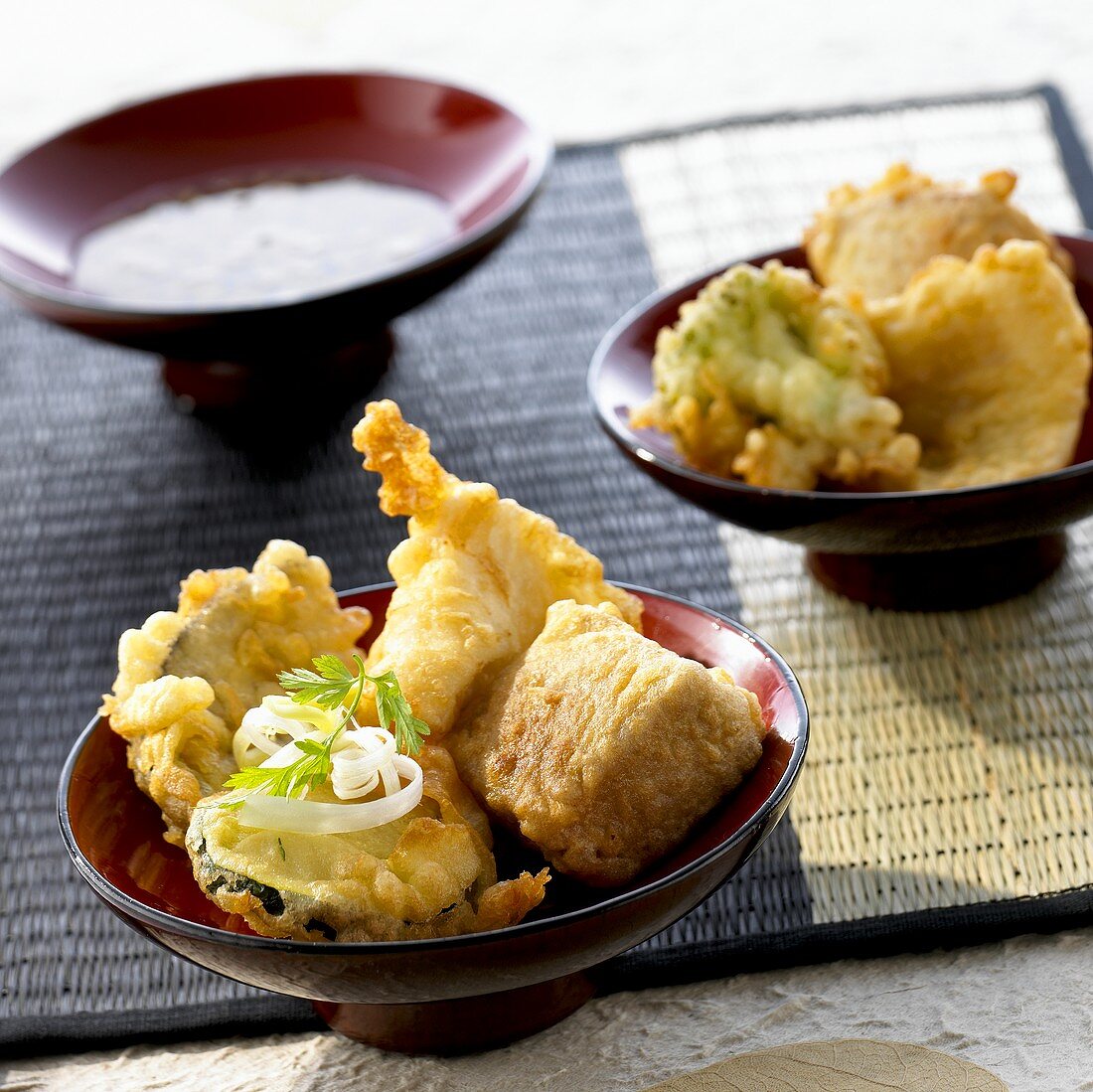 Tempura mit Fisch und Gemüse gefüllt