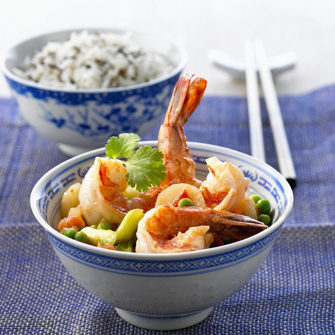 Gebratene Garnelen mit Gemüse und eine Schüssel Reis (China)