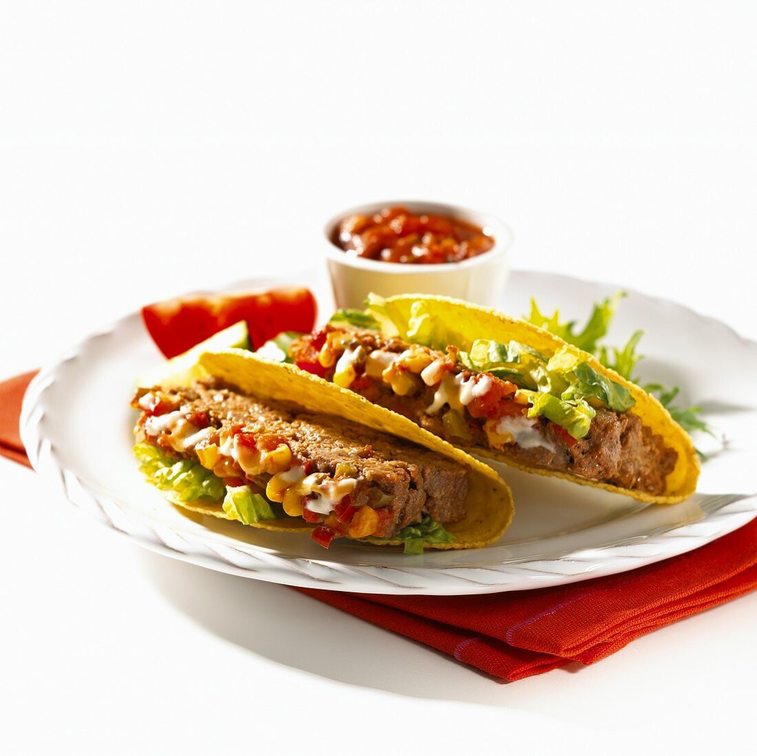 Tacos mit Hackfleischfüllung und Dip daneben