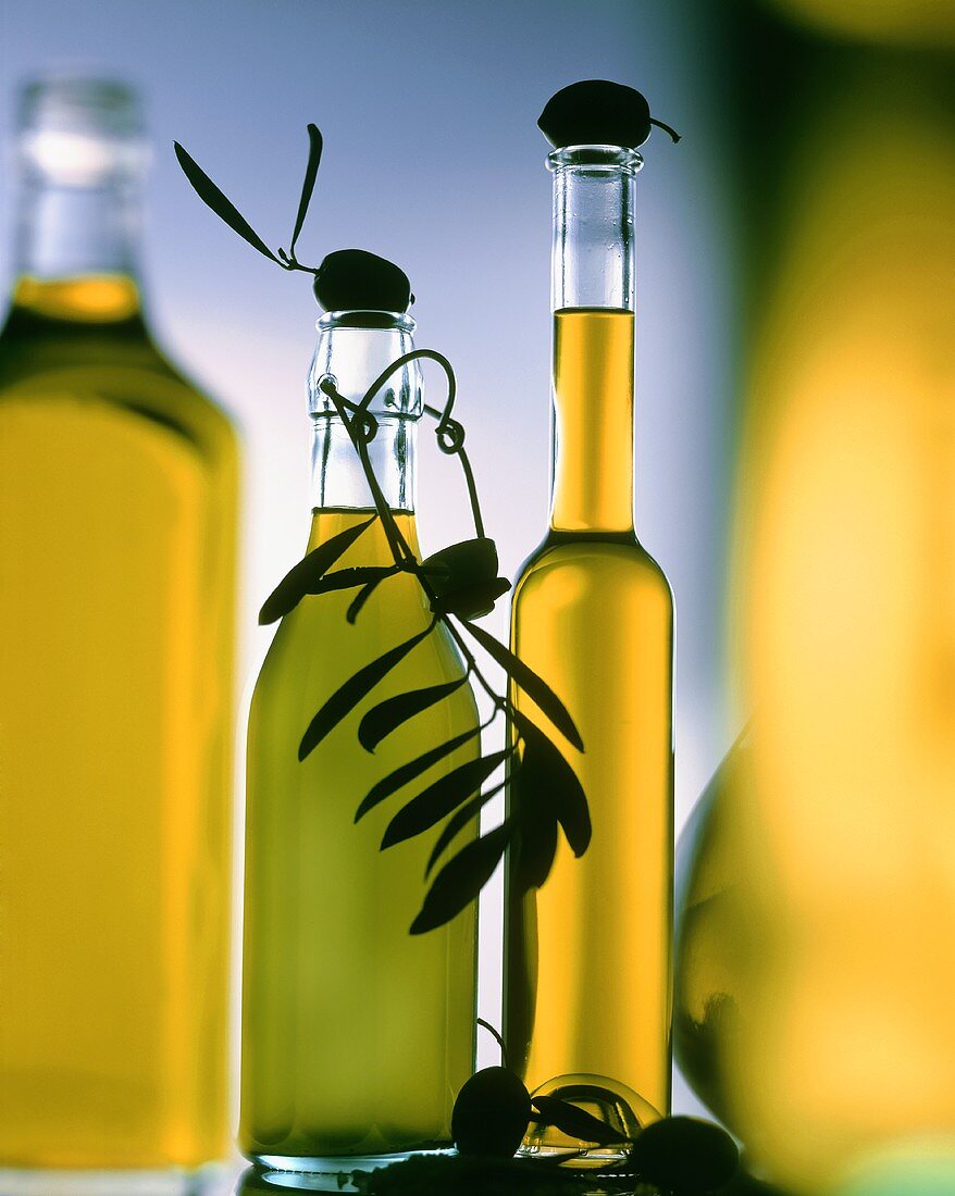Mehrere Flaschen mit Olivenöl