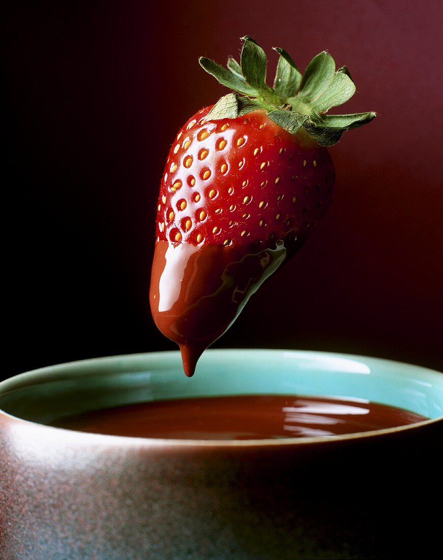 Erdbeere wird in Schokoladenfondue getaucht