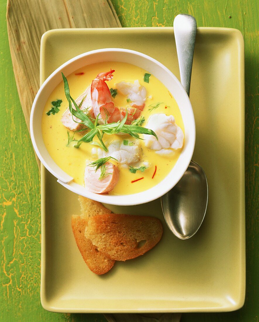 Fisch-Meeresfrüchte-Suppe mit Fenchel und Safran