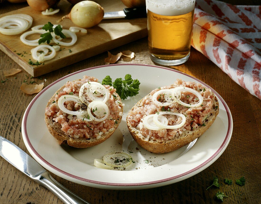 Mettbrötchen (Brötchen mit Schweinehack belegt)