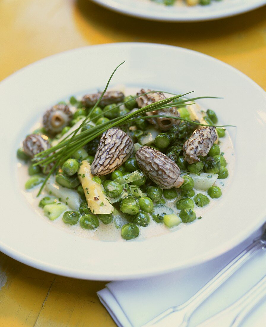 Erbsen-Spargel-Panachée mit Morcheln