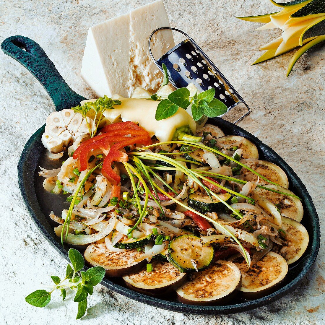 Warmer Auberginen-Gemüse-Salat mit Schafskäse