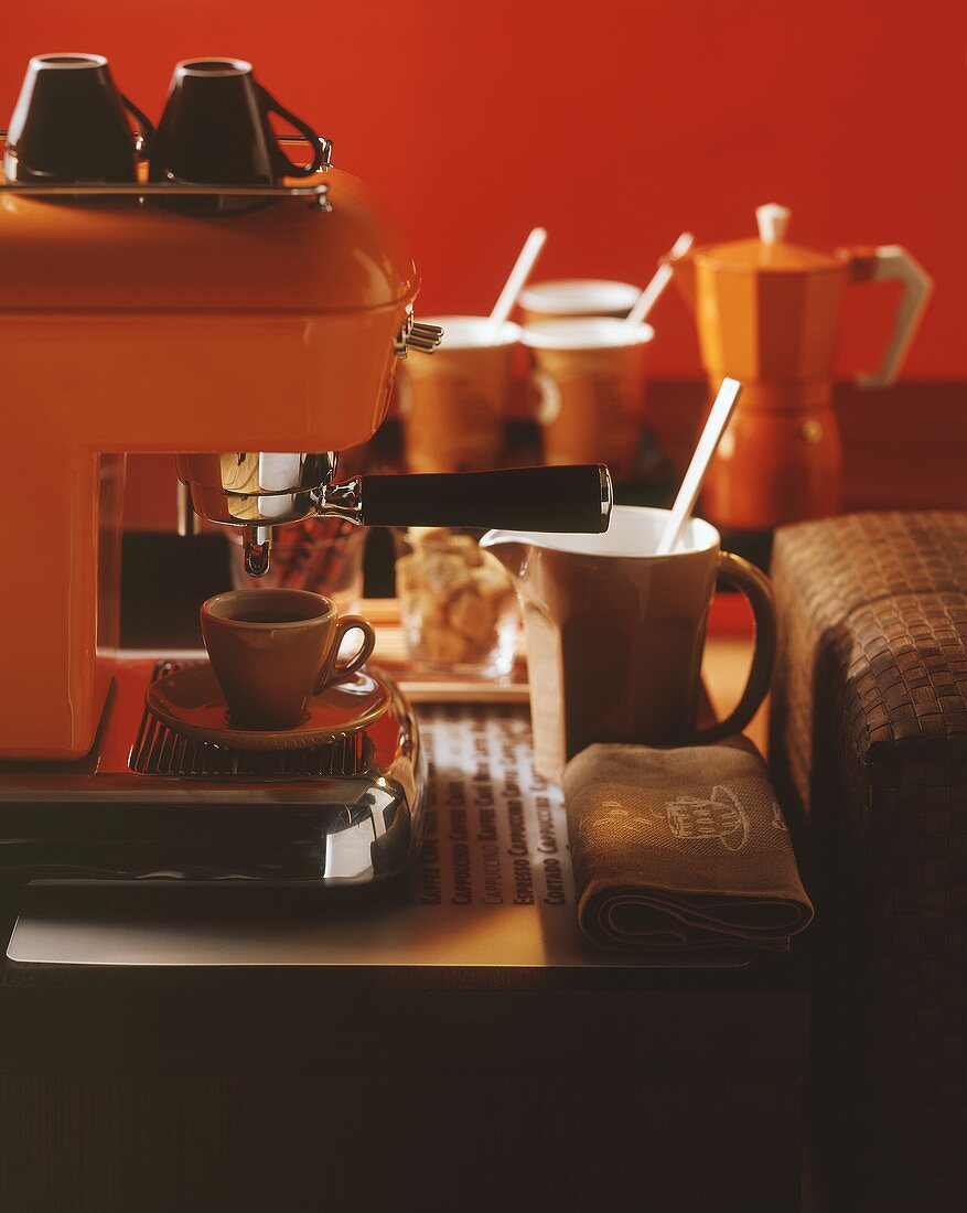 Espressomaschine und eine Tasse Espresso