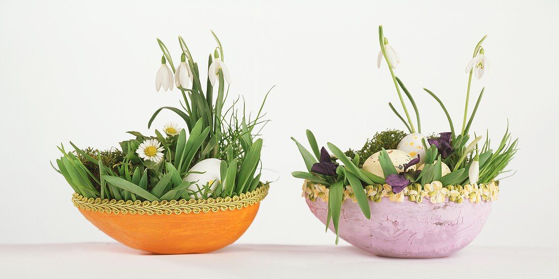 Table decoration with snowdrops and Easter eggs