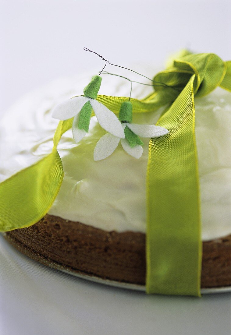 Schoko-Sahne-Torte mit grüner Schleife