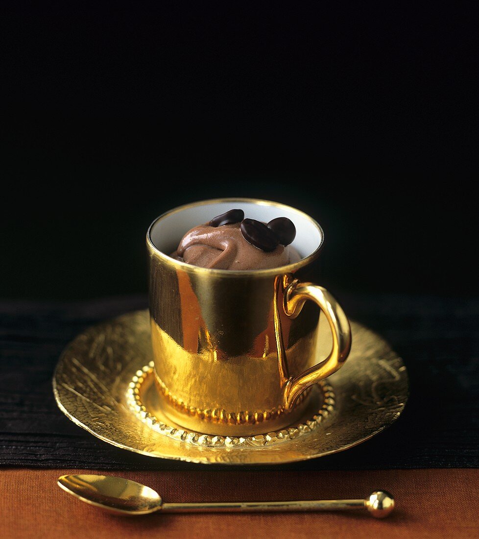Kaffeemousse in goldener Tasse