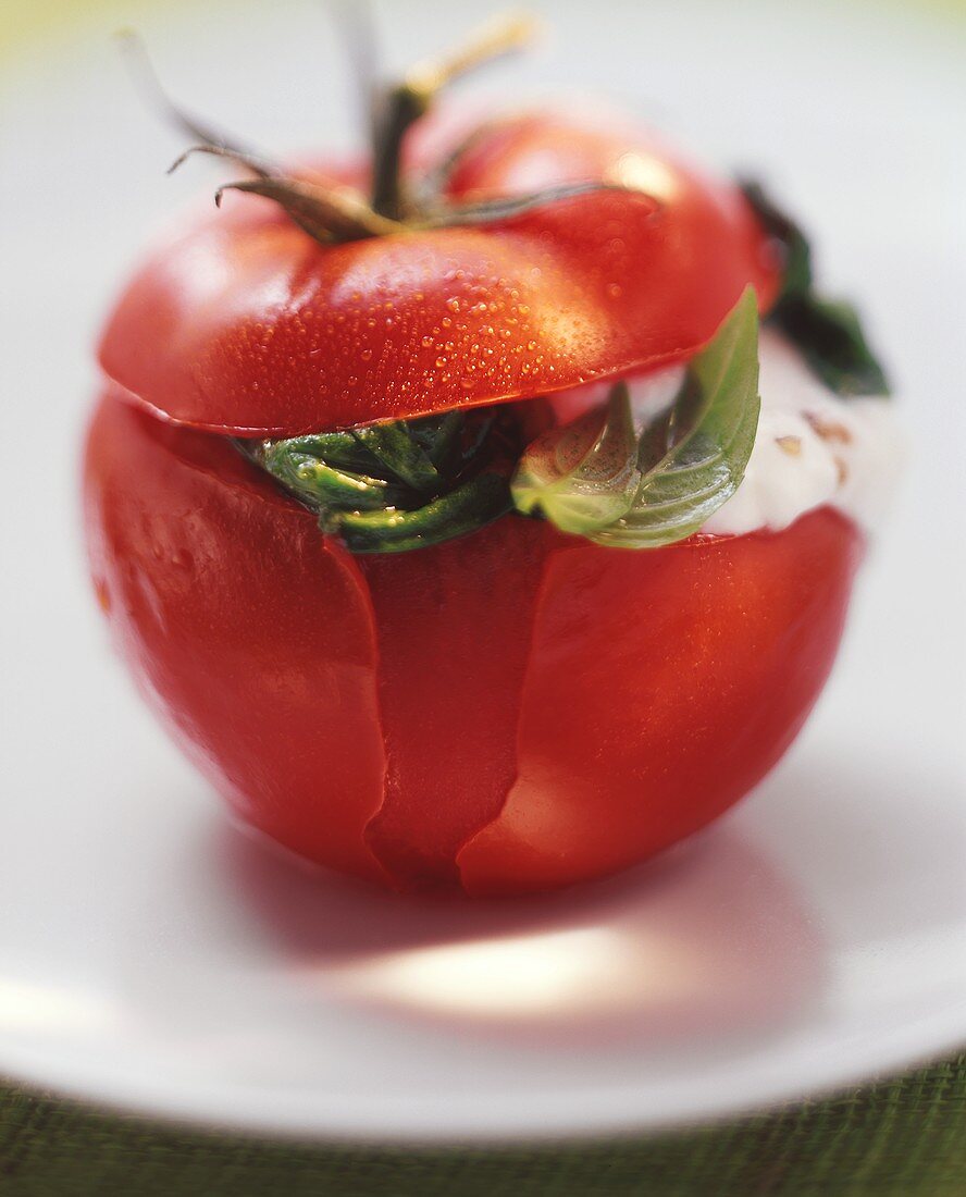 Tomato stuffed with spinach and mascarpone