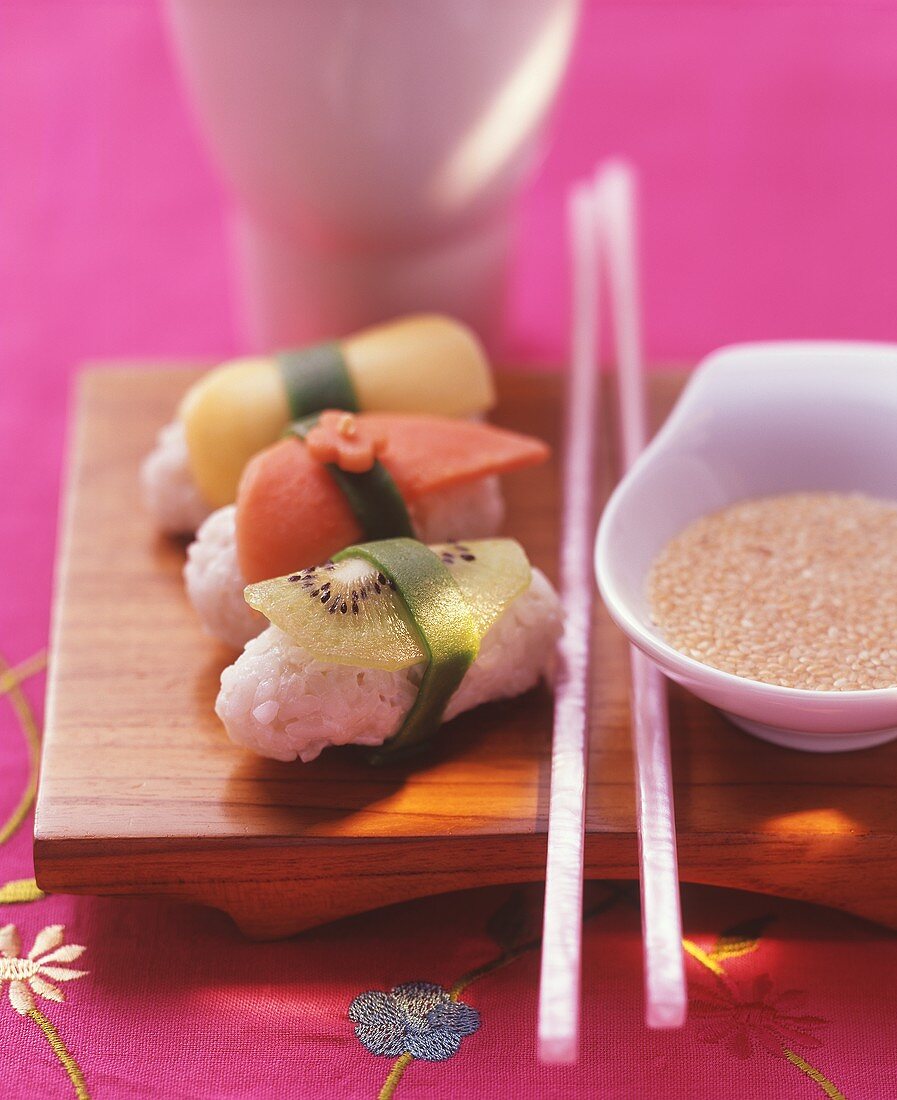Sushi mit Früchten und Sesam-Honig-Dip