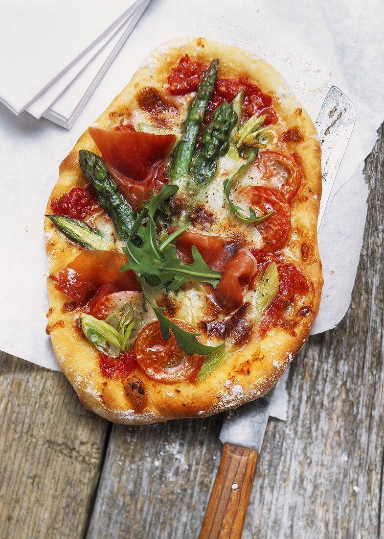 Pizza with asparagus, Parma ham and rocket