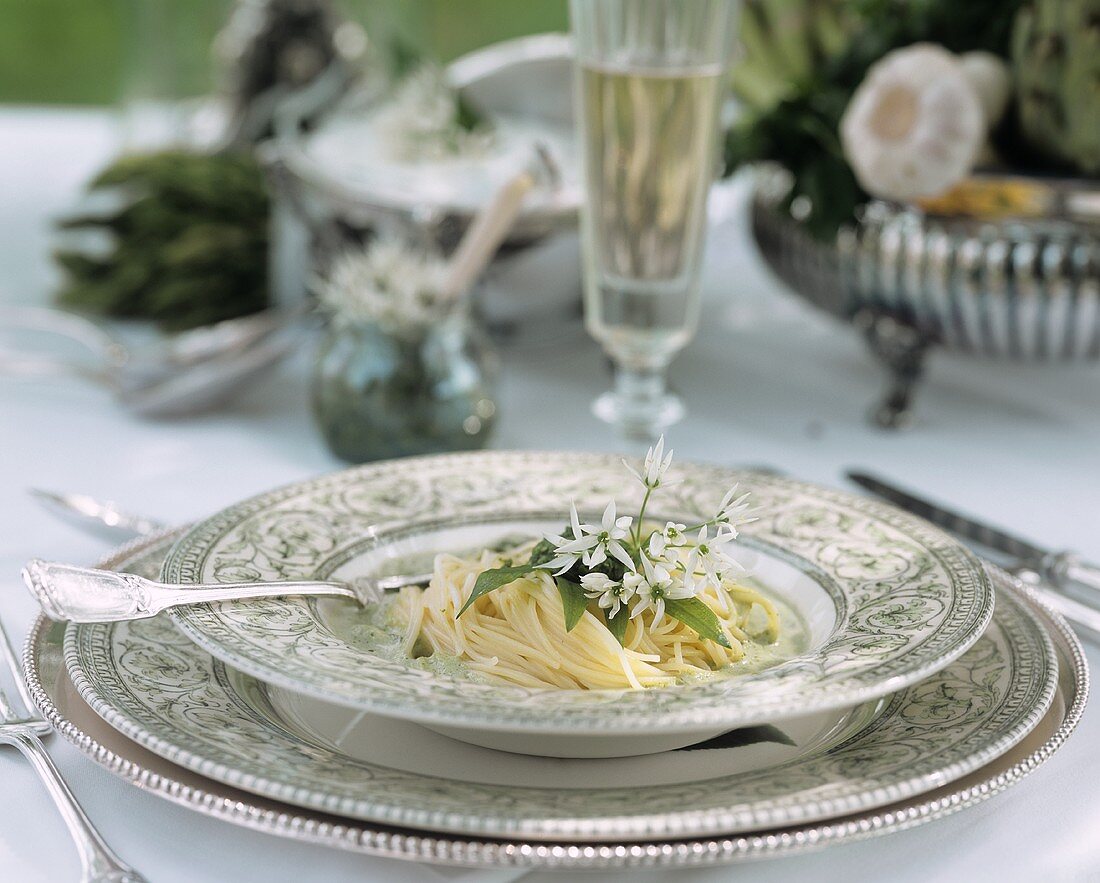 Spaghetti mit Kräutersauce