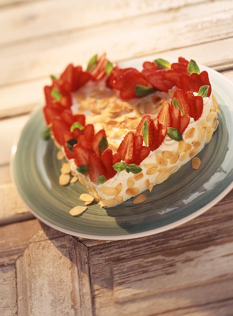 Herzförmige Erdbeer-Sahne-Torte