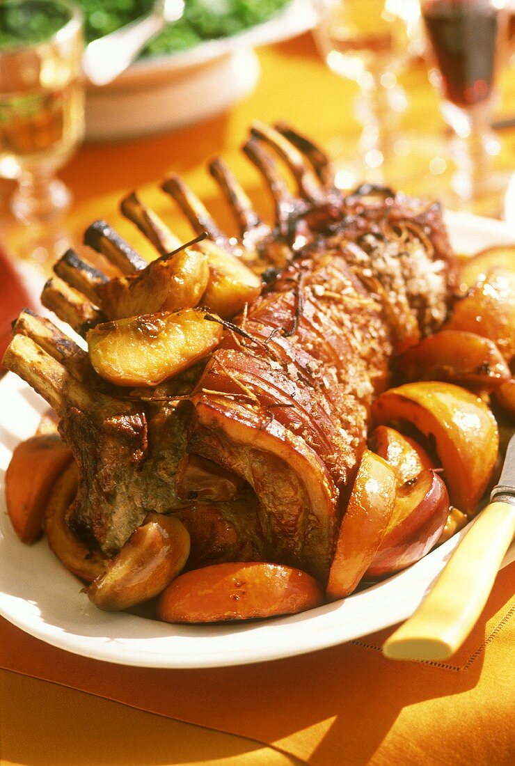 Roast pork with wedges of pumpkin and apple