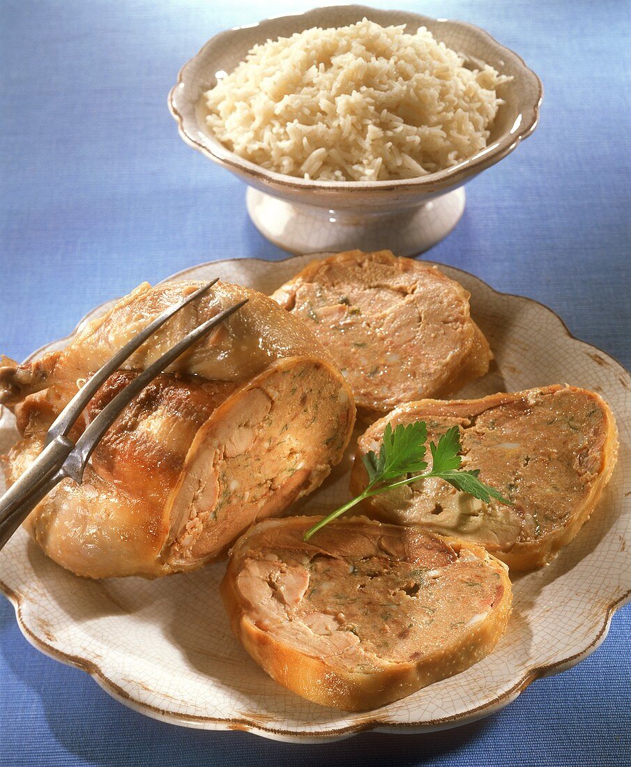 Gefülltes Bresse-Huhn und eine Schale mit Reis