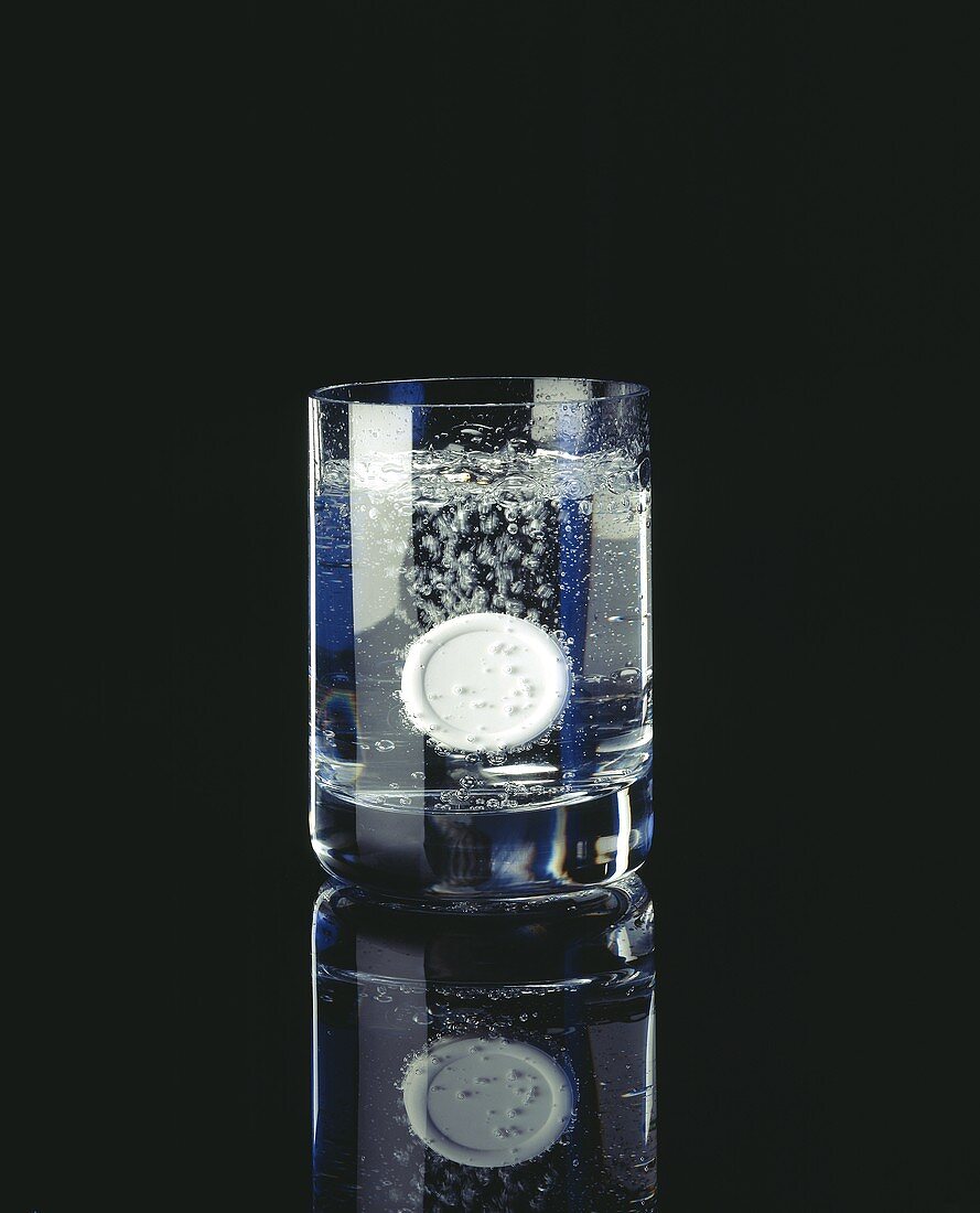 Sprudelnde Tablette im Wasserglas