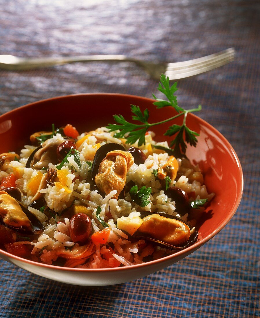 Rice salad with vegetables and mussels