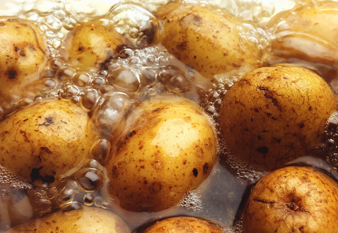 Cooking potatoes (close-up)