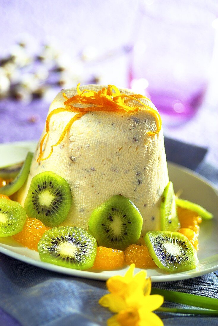 Pasha (Polnisches Quarkdessert) mit Kiwis und Mandarinen