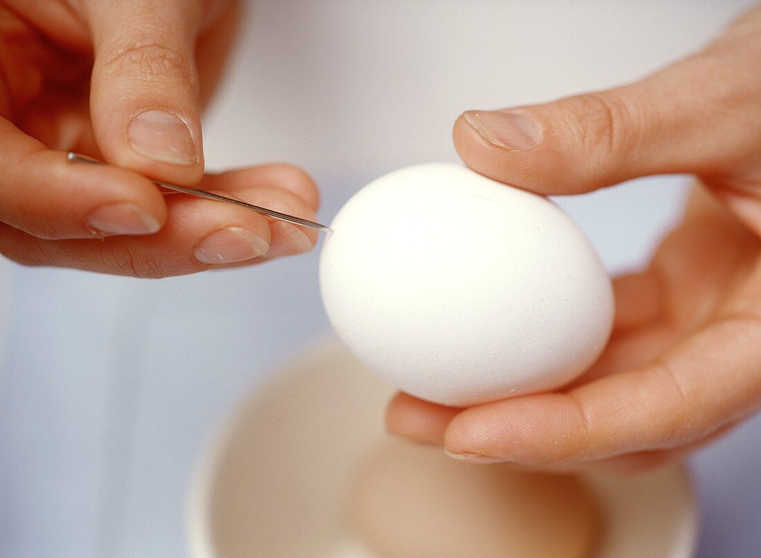 Eier vorm Kochen mit Nadel anpieken (damit sie nicht platzen)