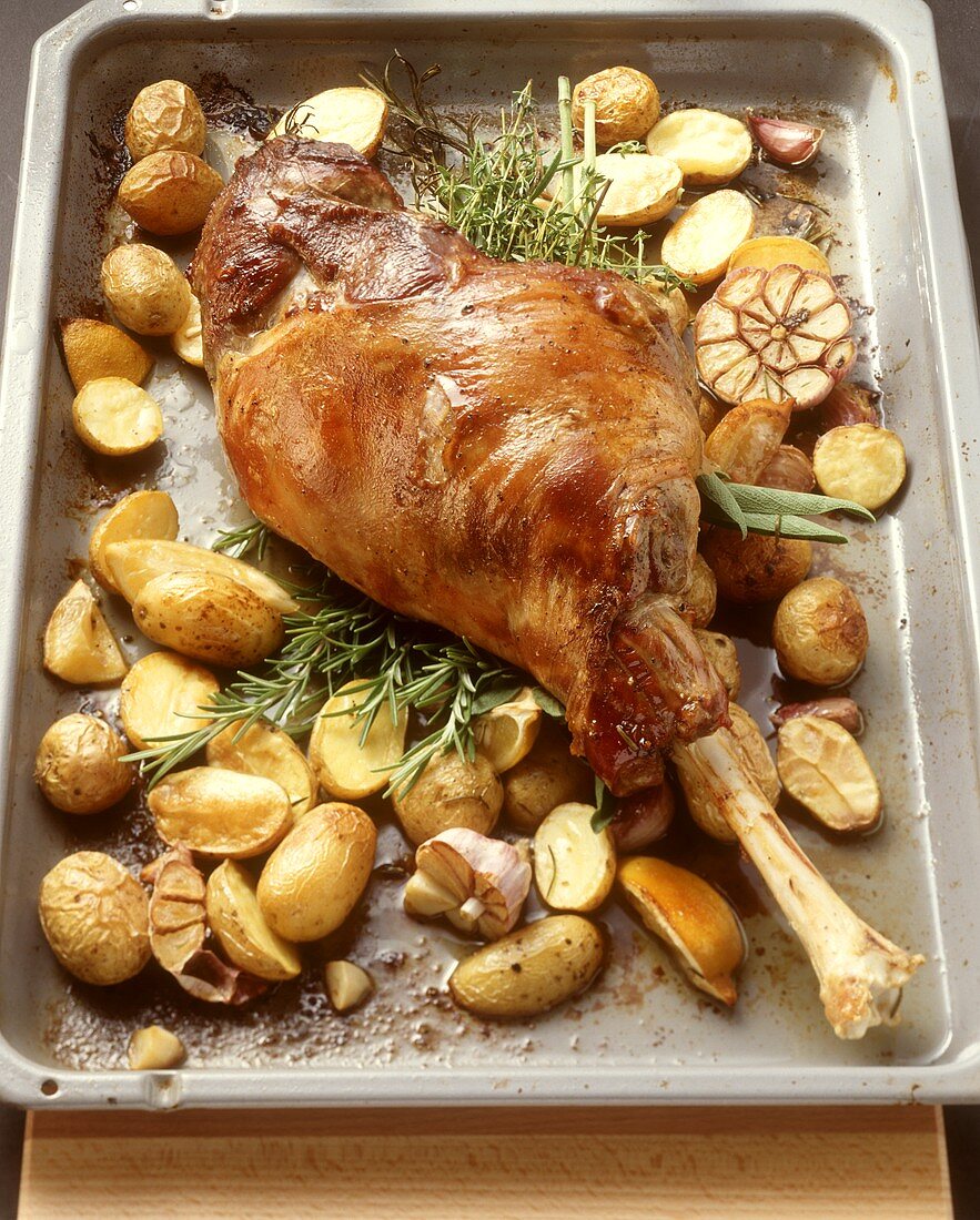 Oven-baked leg of lamb with potatoes and garlic