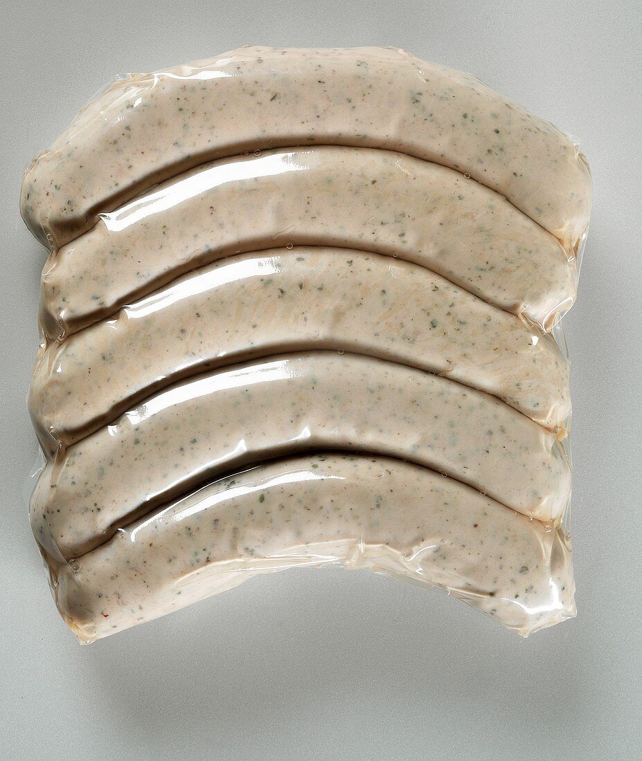 Light-coloured, coarse sausages, vacuum-packed