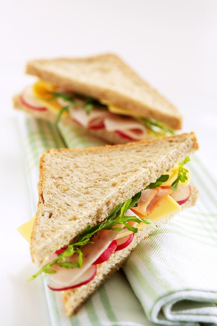 Sandwich mit Putenschinken, Käse, Radieschen & Rucola