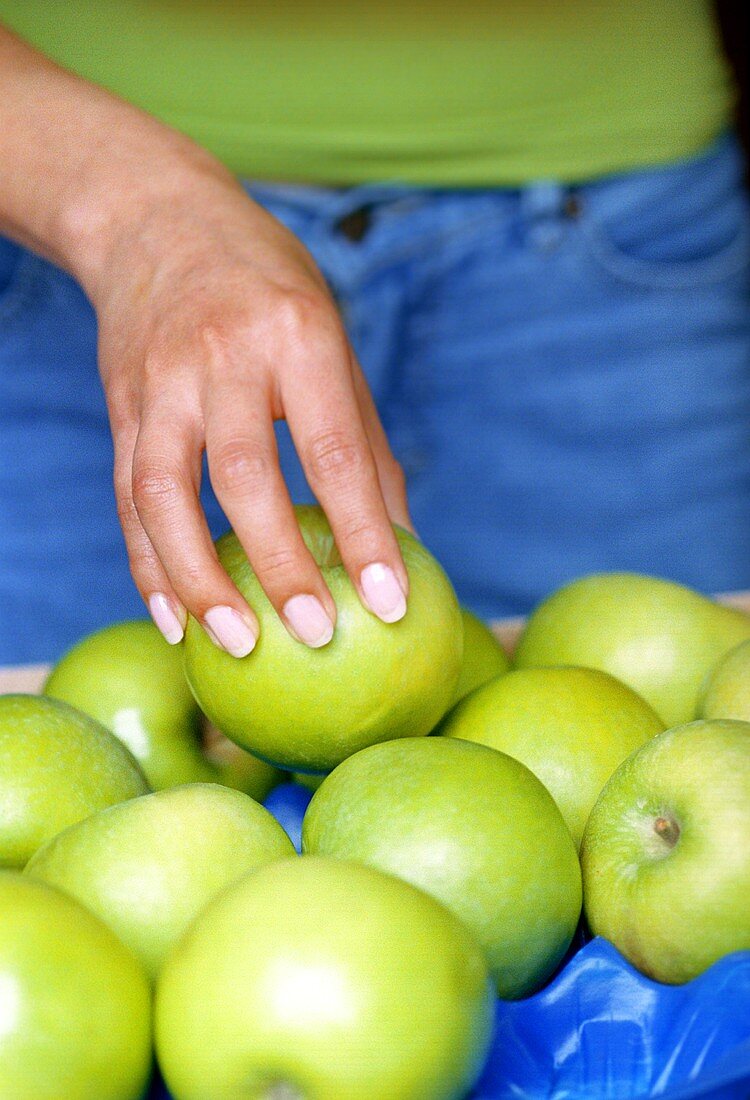 Person with Granny Smith apples