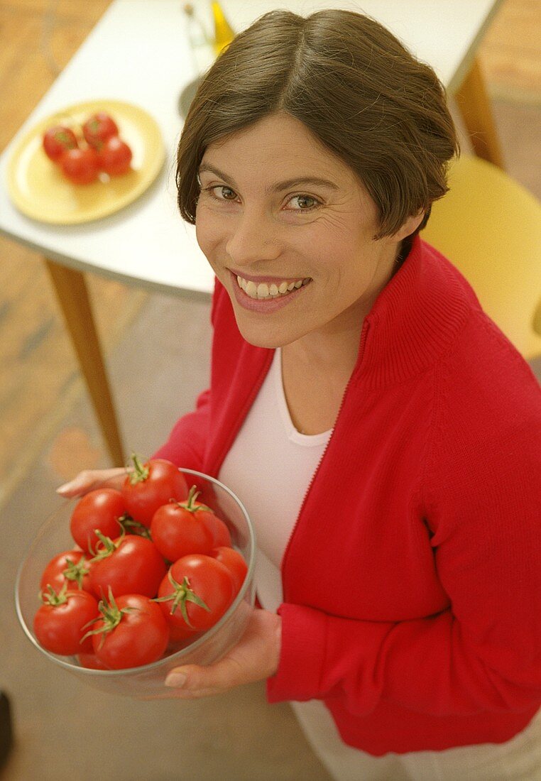 Frau hält Schüssel mit Tomaten
