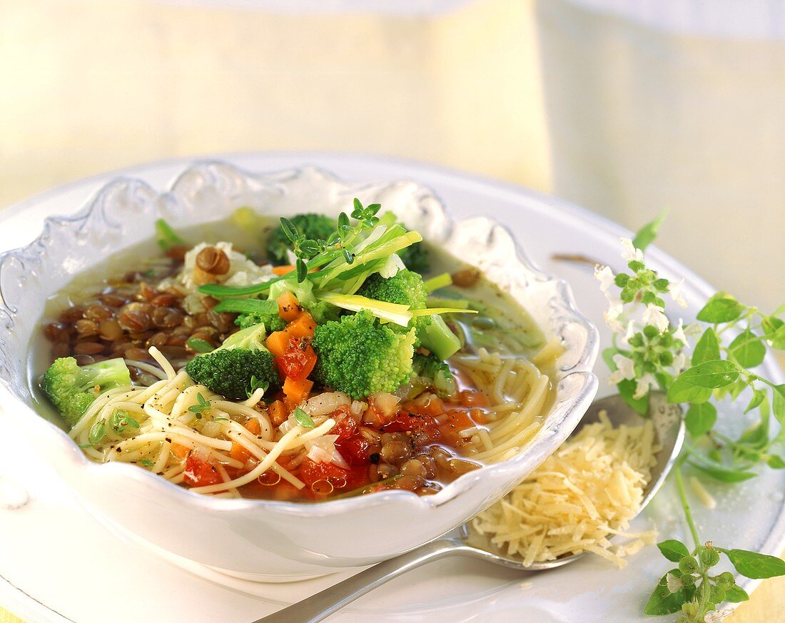 Minestrone con le lenticchie (Gemüsesuppe mit Linsen)