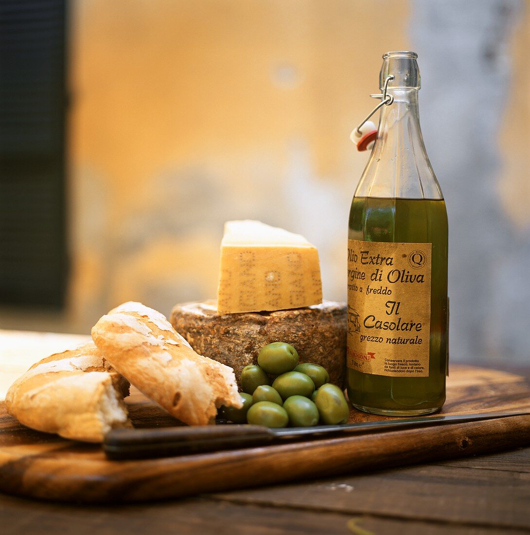 Stillleben mit Brot, Parmesan, Oliven und Olivenöl