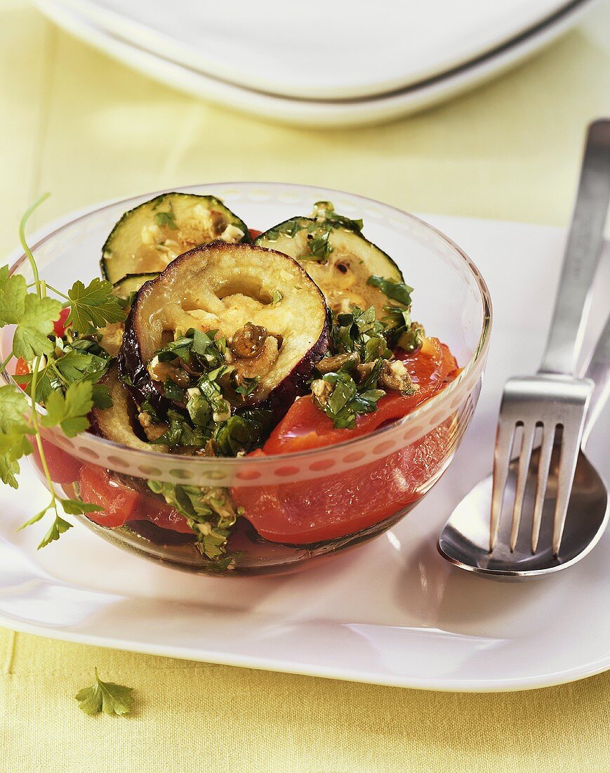 Salat aus Auberginen, Tomaten und Zucchini mit Petersilie
