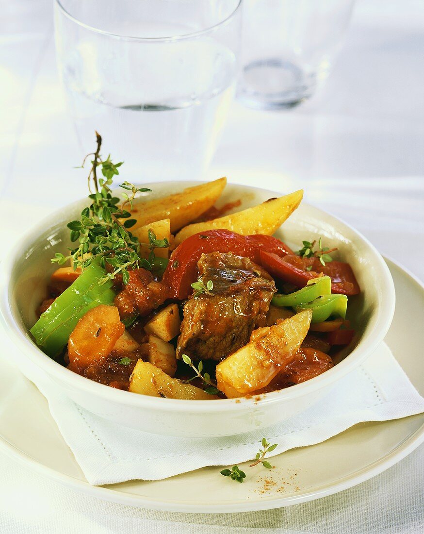 Rindfleisch mit Kartoffeln, Möhren und Paprika