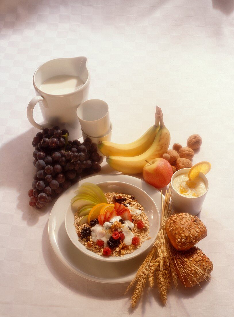 Frühstück mit Müsli und Obst