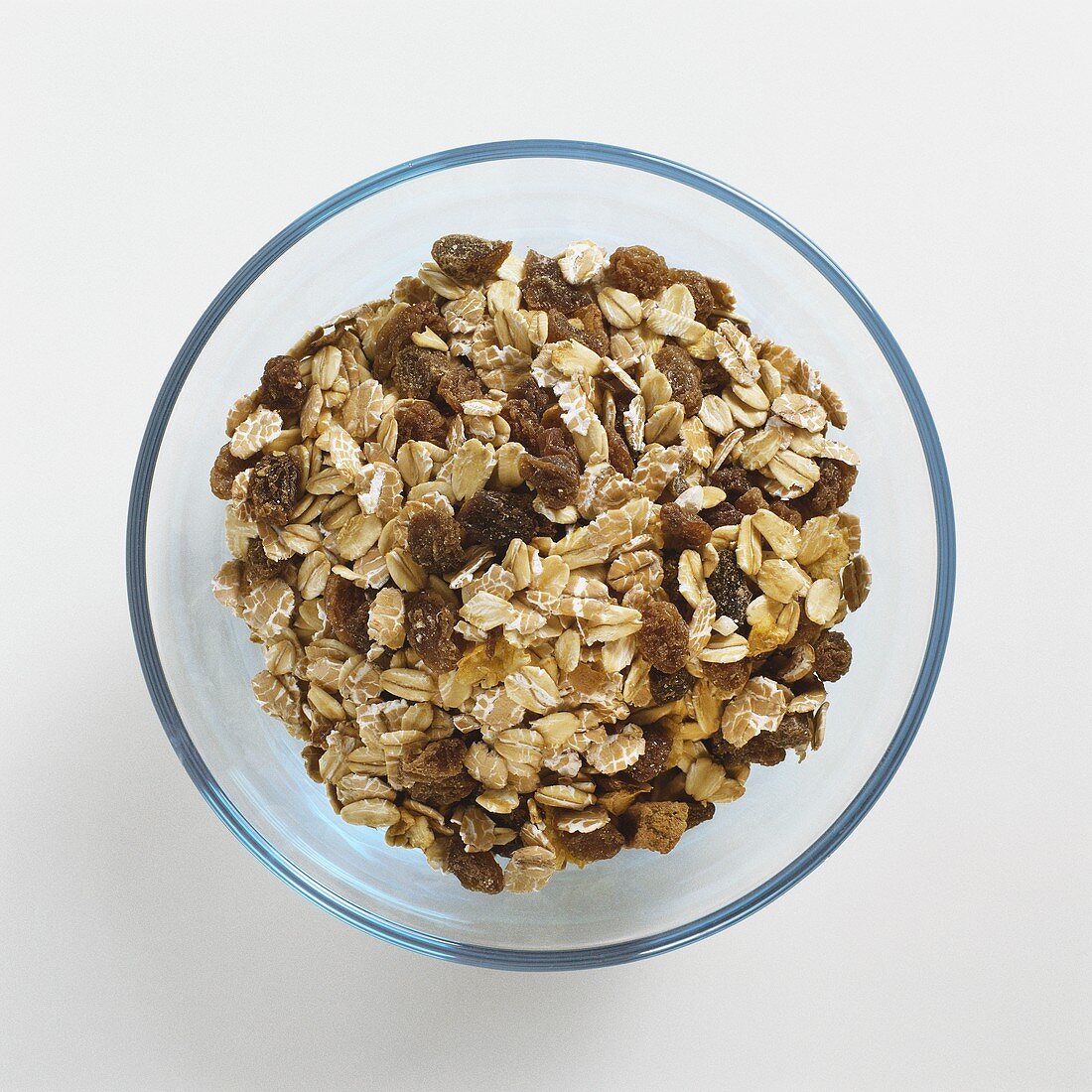 Muesli (rolled oats, raisins etc.) in glass bowl