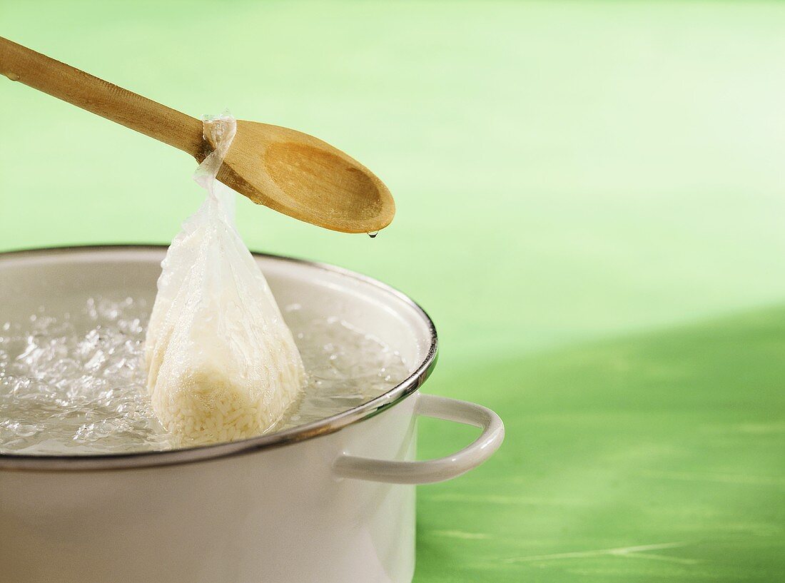 Cooking boil-in-the-bag rice