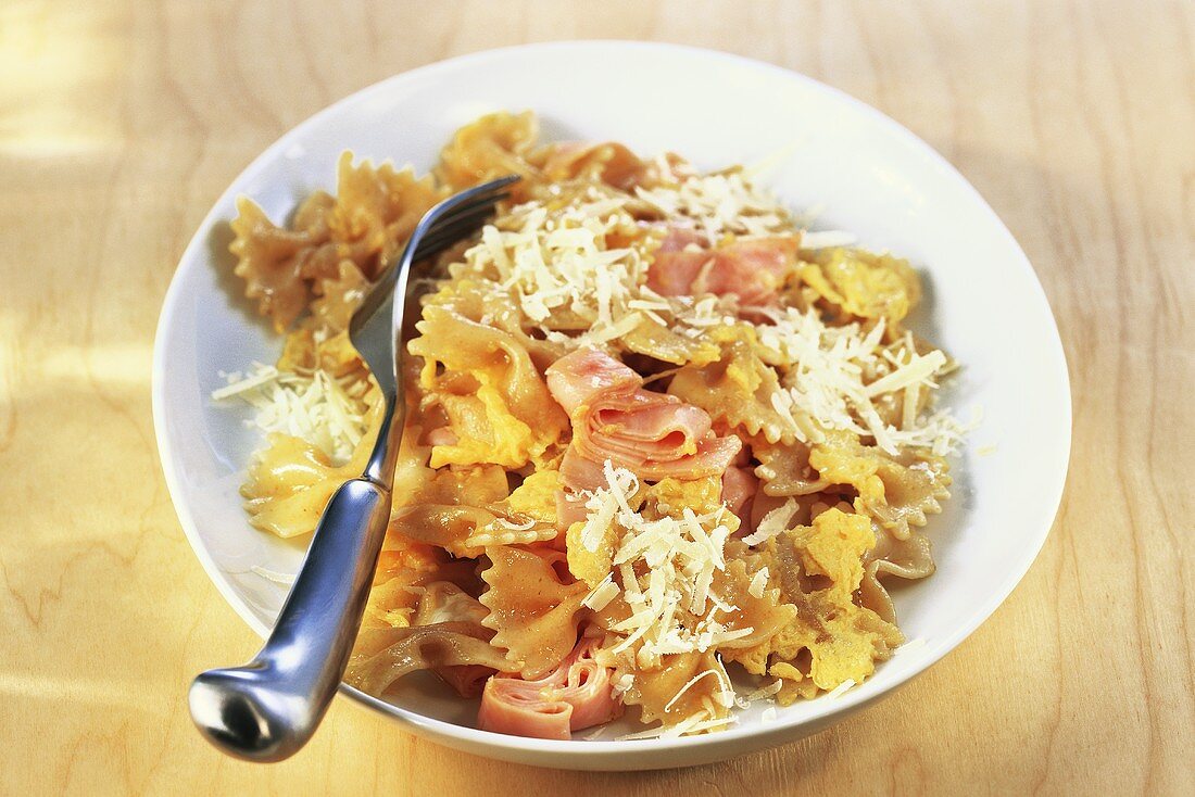 Pan-cooked noodle dish with ham, egg and cheese