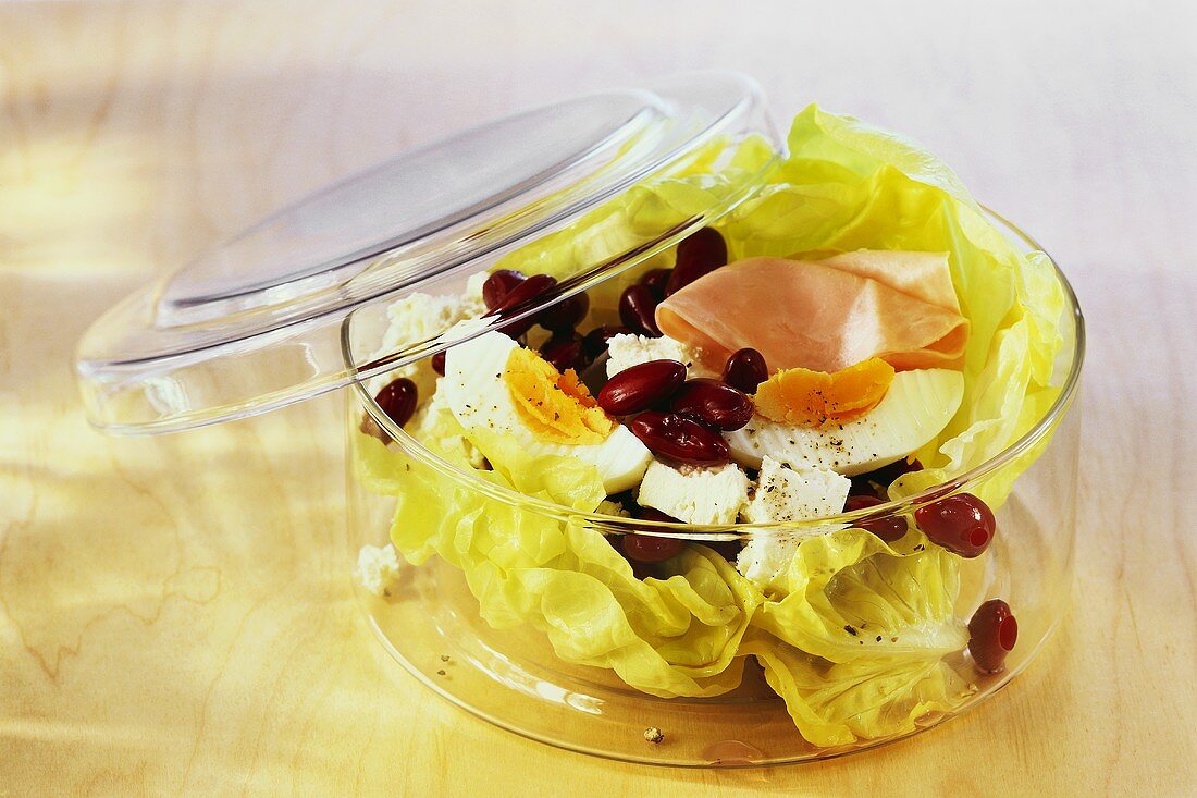Kopfsalat mit Schinken, Ei, Käse und Kidneybohnen in Schüssel