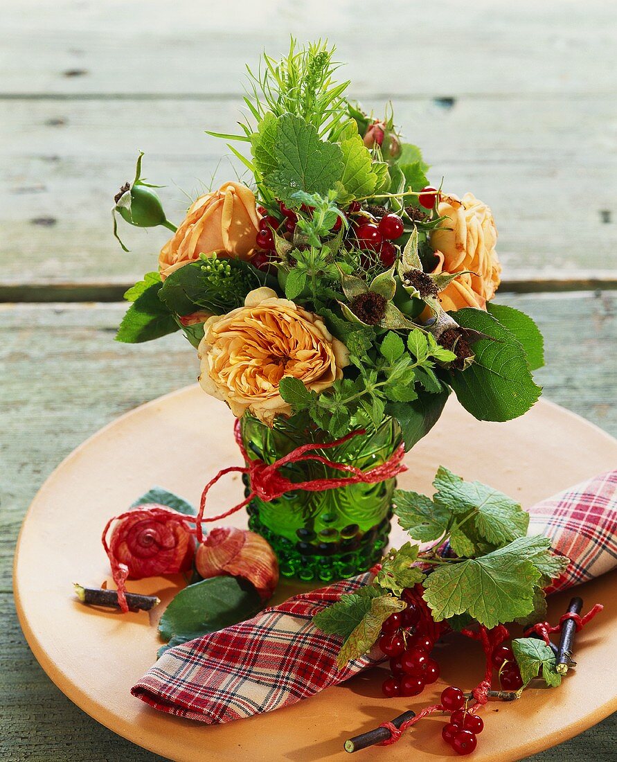 Kleiner Rosensrauss mit roten Johannisbeeren