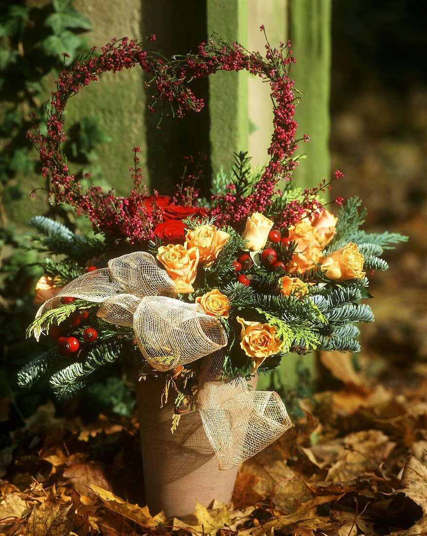 Winterliches Tannengesteck mit Rosen und Herz aus Erica