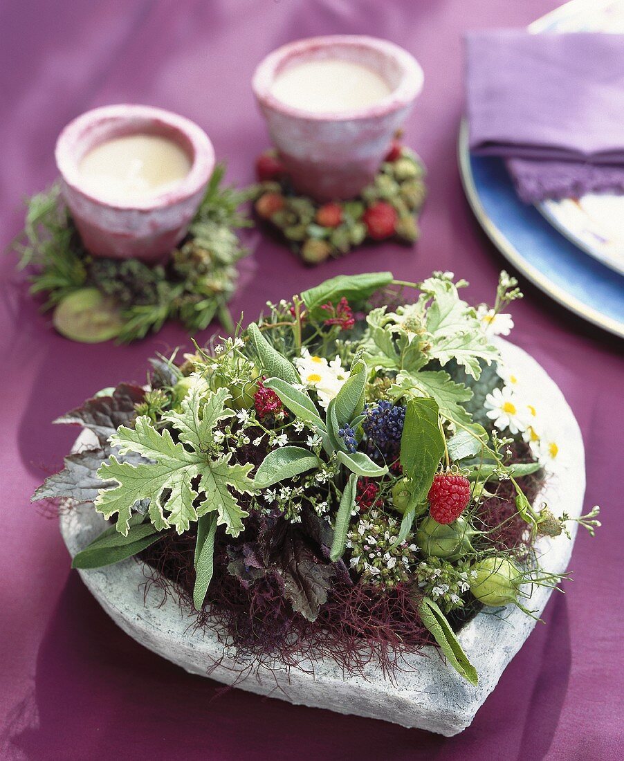 Herzförmiges Gesteck mit Blüten und Beeren