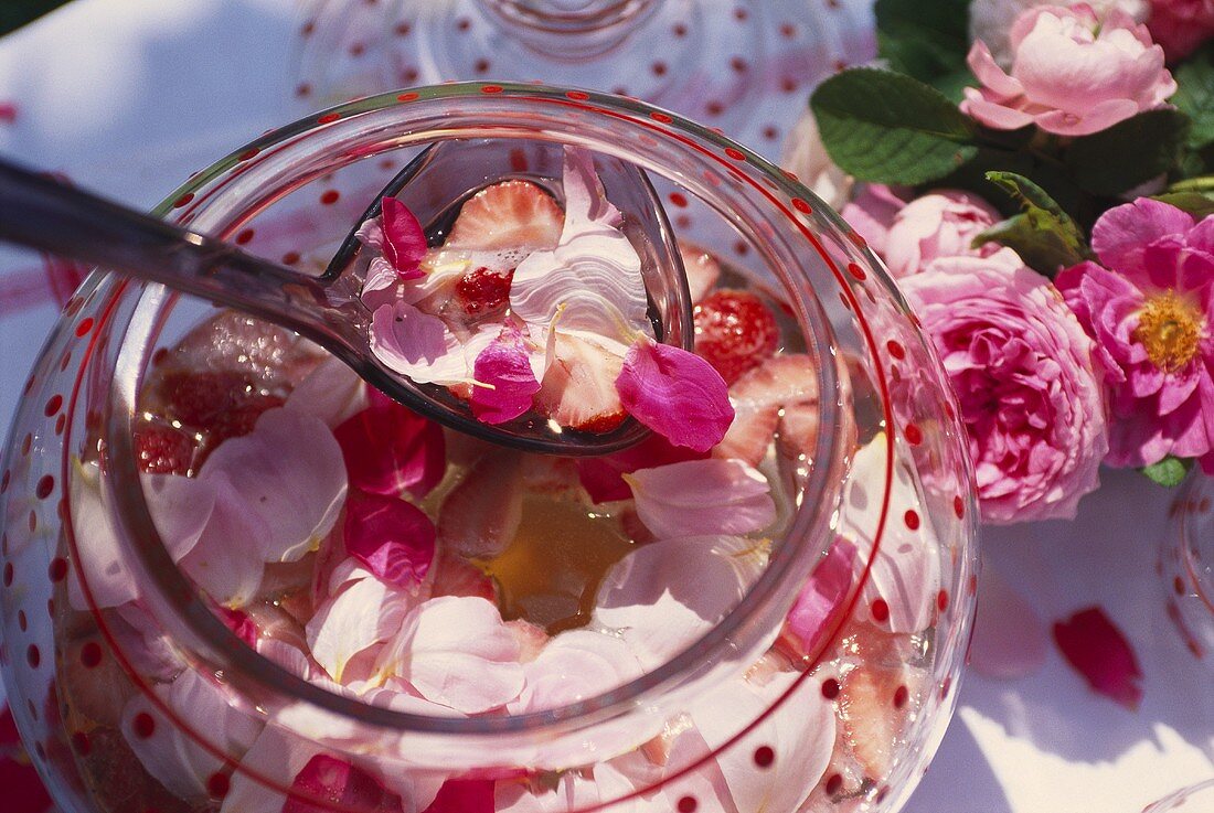 Rosenbowle mit Blütenblättern von Rosen