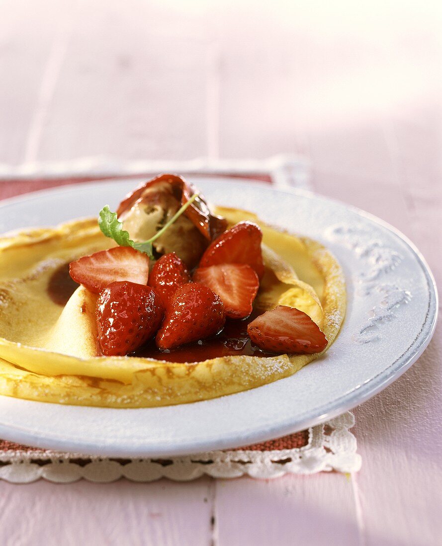 Crepes mit Erdbeeren und Karamelleis